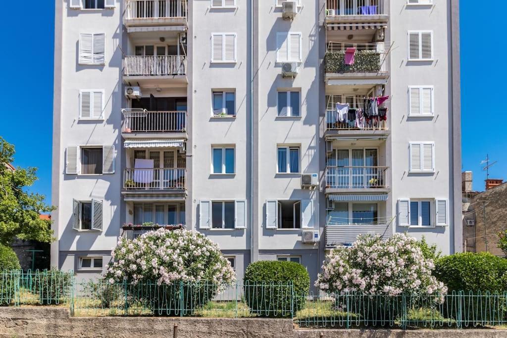Quirky Apartment Arena With Parking 普拉 外观 照片